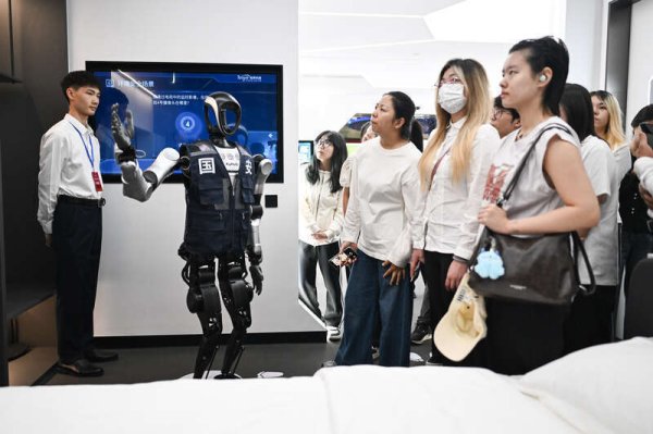 盈胜优配 “国安”机器人化身讲解员，广东省国家安全教育馆开馆